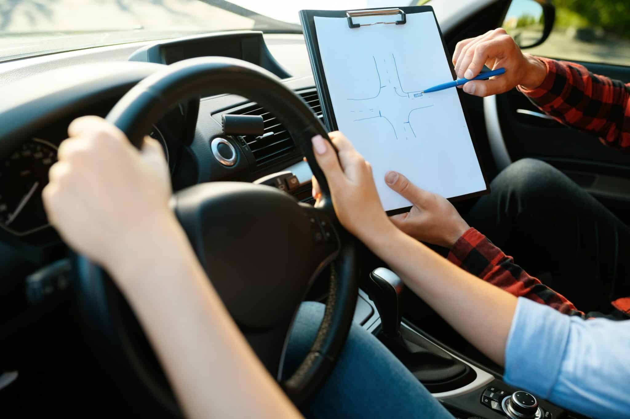 Lær å kjøre med manuelt gir hos Safe Driving Trafikkskole. Vi tilbyr fleksibel og trygg opplæring i ditt tempo – start veien mot førerkortet i dag!